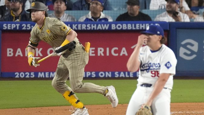 El pitcher Landon Knack, de los Dodgers, reacciona con frustración al recibir un batazo de Jake Cronenworth que se fue de jonrón para dos carreras de los Padres.