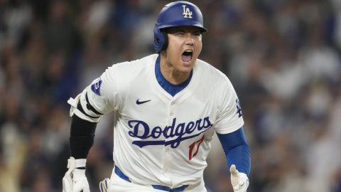 Shohei Ohtani reacciona con euforia tras batear un hit productor que le dio la ventaja a los Dodgers en la sexta entrada contra San Diego.