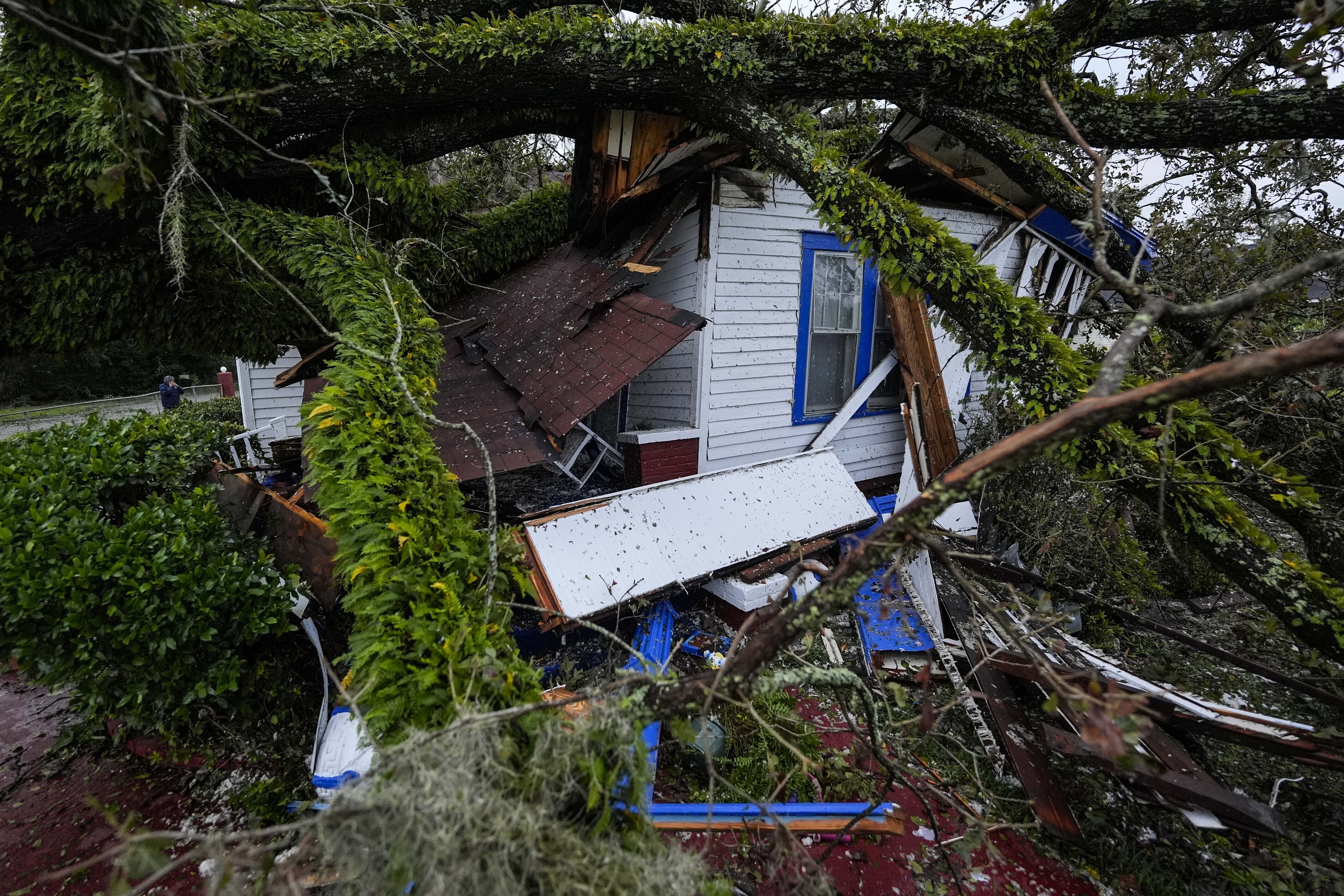 La fuerza de la tormenta Helene derribó enormes árboles, como este que cayó sobre una casa de 100 años de antiguedad en Valdosta, Georgia.