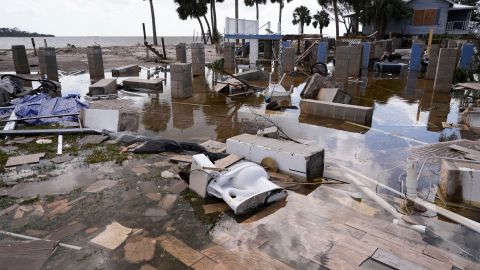 Pilares de edificios quedaron a la vista tras el paso devastador de la tormenta Helene en Cedar Key, Florida.