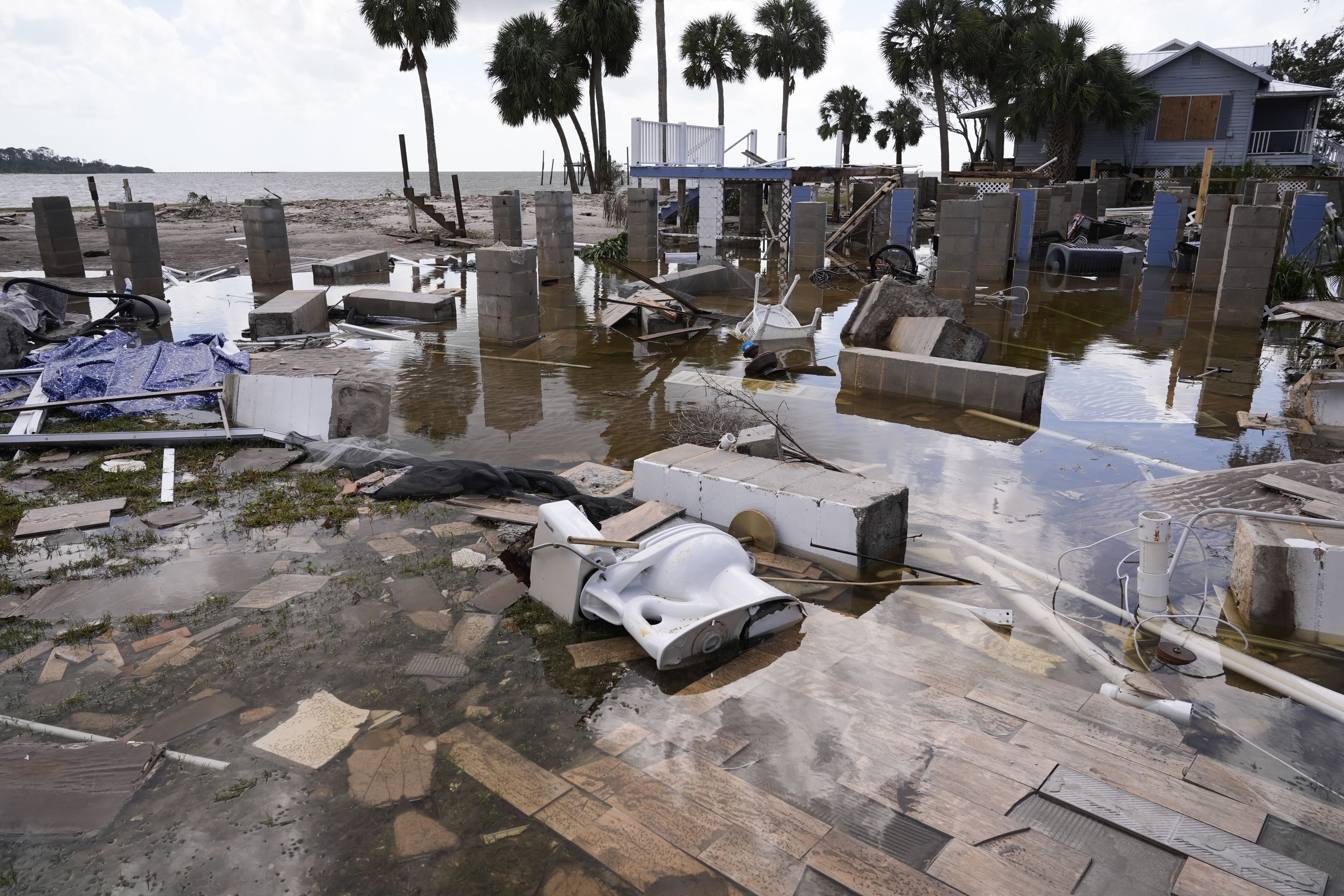 Pilares de edificios quedaron a la vista tras el paso devastador de la tormenta Helene en Cedar Key, Florida.
