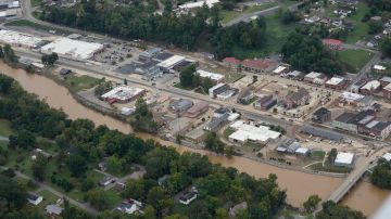 Vista aérea de los daños causados ​​por las inundaciones a causa del huracán Helene, el 28 de septiembre de 2024, en Newport, Tennessee.