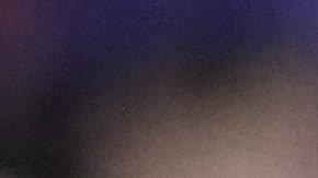 Como es su costumbre en cada partido, Shohei Ohtani saluda con una sonrisa a los jugadores rivales de los Rockies antes de pararse a batear por primera vez el sábado en Colorado.