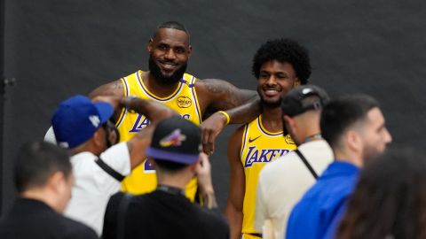 LeBron James junto a su hijo Bronny en el Media Day de Los Ángeles Lakers.