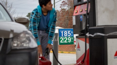 ARCHIVO - En esta foto de archivo del miércoles 25 de noviembre del 2015, Cornelio Bonilla compra gasolina en la gasolinera del Best Food Mart en Gainesville, Georgia, Estados Unidos. El desplome de los precios del petróleo ha estado vapuleando el mercado. Pero los precios más bajos de la gasolina y el aceite de calefacción han dado a los consumidores en todo el mundo más dinero que pueden usar para aumentar sus gastos más adelante, y quizás impulsar las economías en Estados Unidos, Europa y gran parte de Asia. (Foto AP/Kevin Liles)