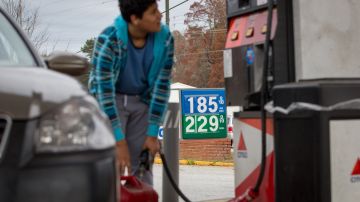 ARCHIVO - En esta foto de archivo del miércoles 25 de noviembre del 2015, Cornelio Bonilla compra gasolina en la gasolinera del Best Food Mart en Gainesville, Georgia, Estados Unidos. El desplome de los precios del petróleo ha estado vapuleando el mercado. Pero los precios más bajos de la gasolina y el aceite de calefacción han dado a los consumidores en todo el mundo más dinero que pueden usar para aumentar sus gastos más adelante, y quizás impulsar las economías en Estados Unidos, Europa y gran parte de Asia. (Foto AP/Kevin Liles)