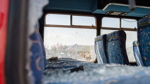 El autobús terminó en una zanja de una carretera de Mississippi y muchos pasajeros fueron expulsados.