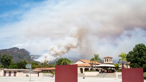 Una vista del incendio denominado el Airport Fire desde la primaria Trabuco Mesa en Rancho Santa Margarita, Calif.