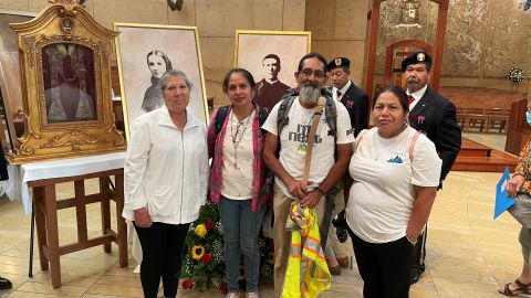 Antonio Méndez junto algunas personas que se le han unido en su caminata. (Fotos Arquidiócesis de Los Ángeles)