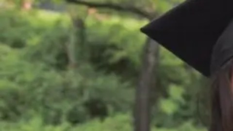 Aysenur durante su graduación esta primavera. La foto fue proporcionada por su familia al International Solidarity Movement.