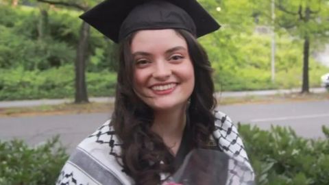 Aysenur durante su graduación esta primavera. La foto fue proporcionada por su familia al International Solidarity Movement.