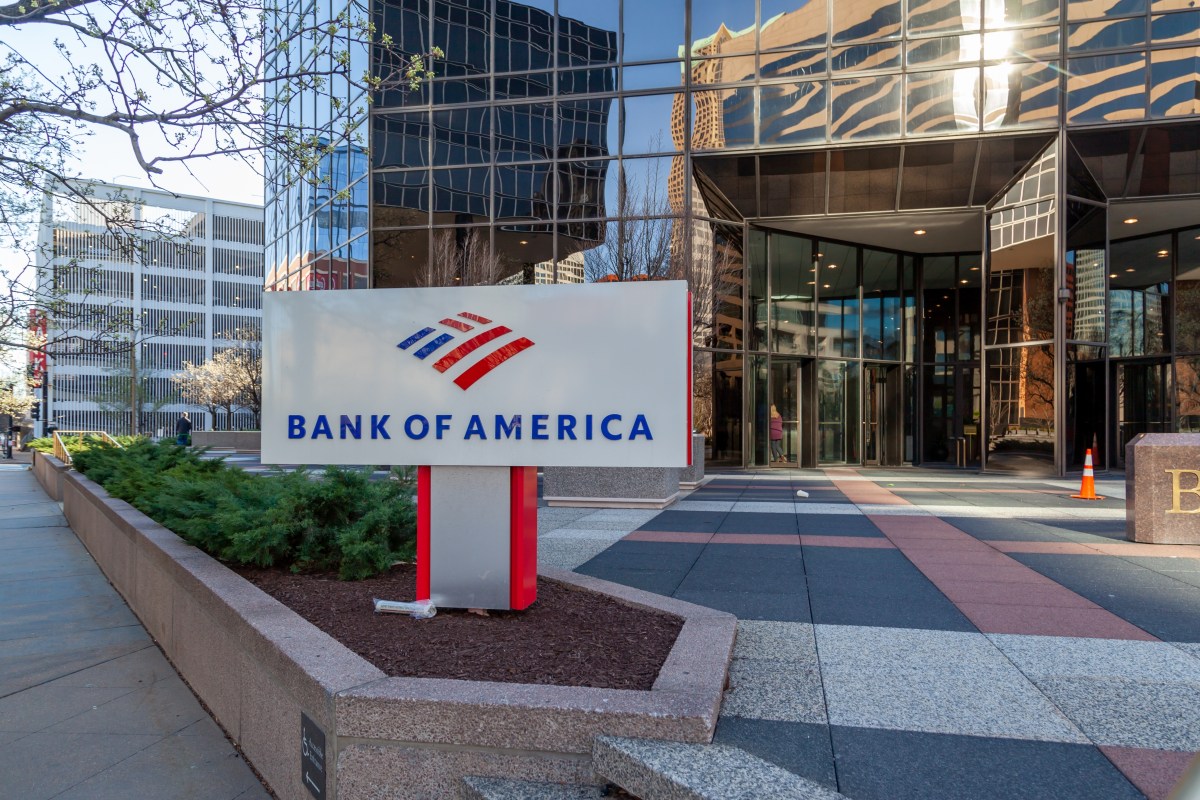 Bank of America aumenta el salario mínimo de sus trabajadores a $24 por ...
