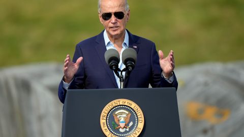 Biden anunció la multimillonaria inversión en energía limpia en un acto en Wisconsin.