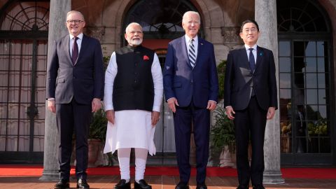 El presidente Joe Biden junto Anthony Albanese, Narendra Modi y Fumio Kishida, en la cumbre de líderes del Quad en la Academia Archmere en Claymont.