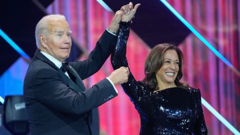 Joe Biden y Kamala Harris en la cena de entrega de premios de Phoenix de la Fundación del Caucus Negro del Congreso.