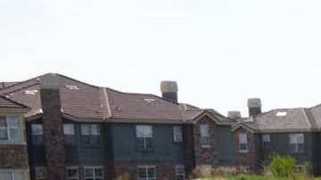 No está inmediatamente claro qué causó que el avión cayera del cielo en el campo de golf de Colorado.