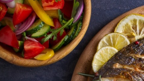 Comer pescado durante el embarazo podría reducir el riesgo de autismo en un 20%