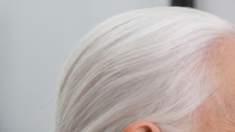 Cómo la menopausia afecta la dentadura