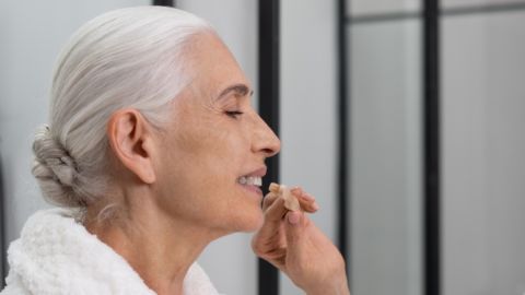 Cómo la menopausia afecta la dentadura