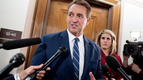 Republicano Jeff Flake reitera respaldo a Kamala Harris y dice que "está lista" para el cargo