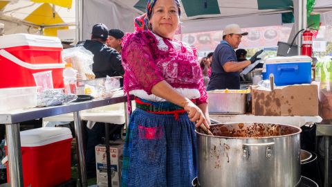 Elia Pablo, dueña de Taquería las Delicias, participa en la Feria de los Moles reallizada en el Grand Park