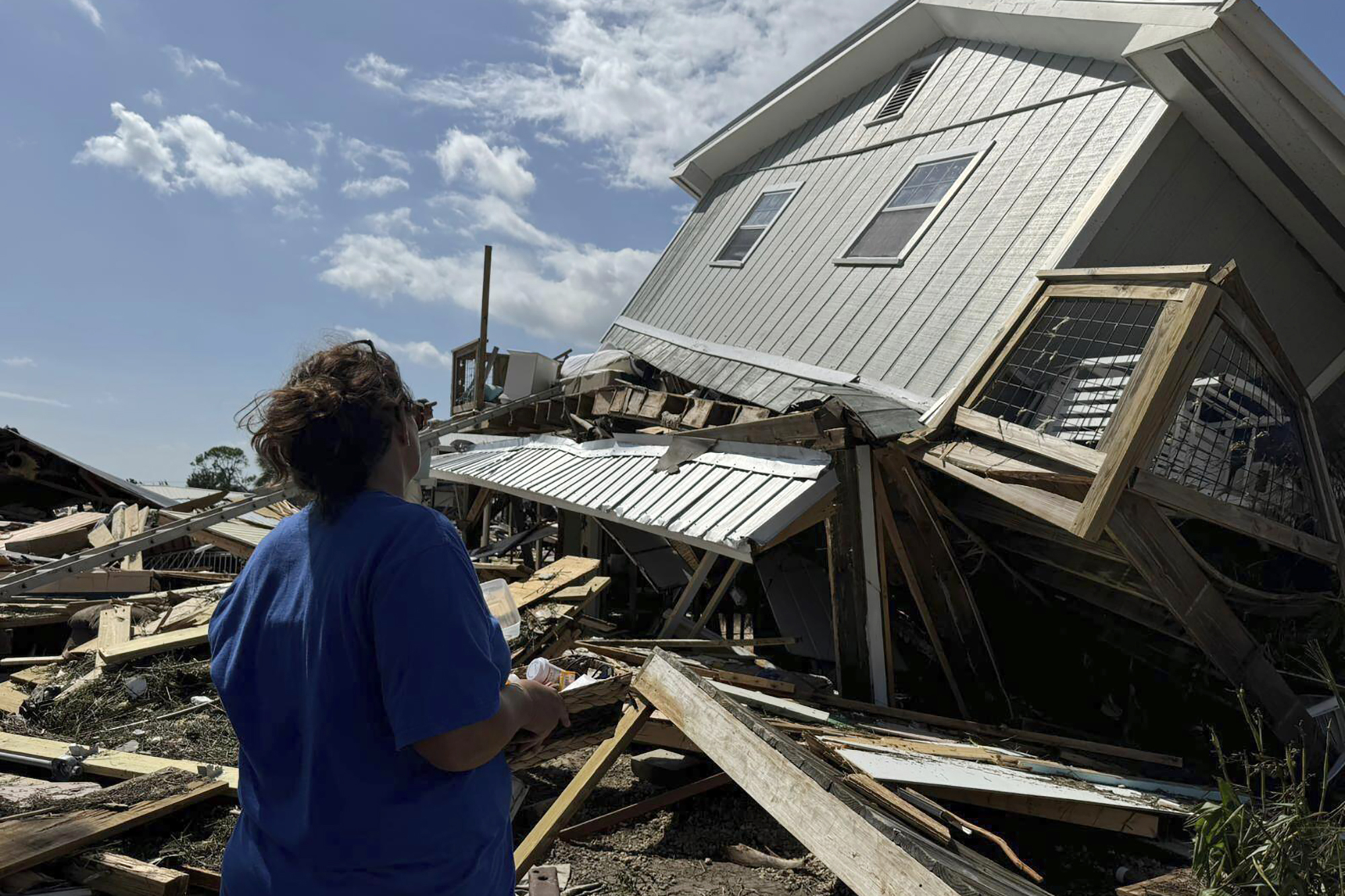 Laurie Lilliott inspecciona lo que queda de su casa después de que el huracán Helene pasara por el área de Dekle Beach, Florida.