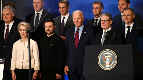 Los presidentes Biden y Zelensky, rodeados de líderes del G7 y la UE, en el evento sobre la declaración de apoyo a Ucrania.