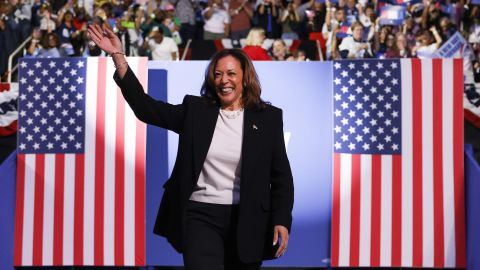 Kamala Harris participa en un mitin de campaña en el Bojangles Arena en Charlotte, Carolina del Norte.