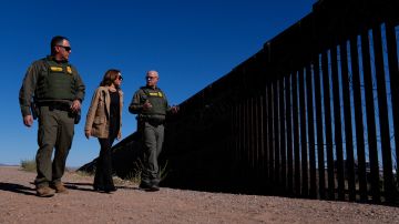 Harris recorre el muro fronterizo con John Modlin, jefe de la Patrulla Fronteriza del sector de Tucson y Blaine Bennett, agente a cargo de la estación Douglas de CBP.