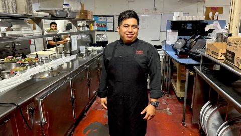 Heimer Edim Pedro Andrés es el chef del prestigioso restaurante Smoke House en Burbank.