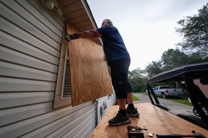 Residentes de Florida se preparan para el impacto del huracán Helene.