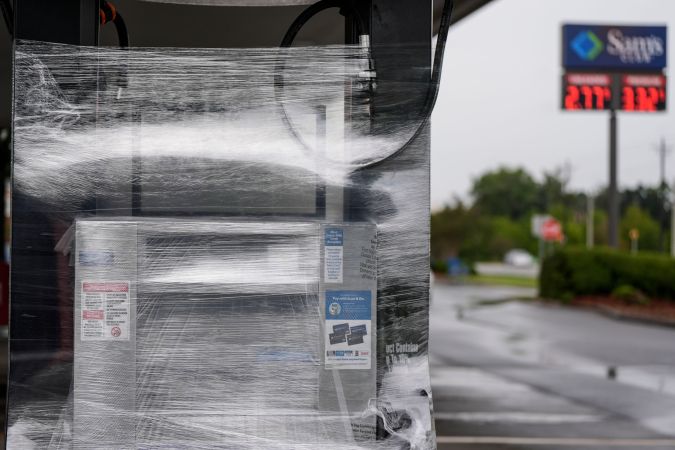 Envían generadores eléctricos a gasolineras de Florida ante la llegada del huracán Helene.