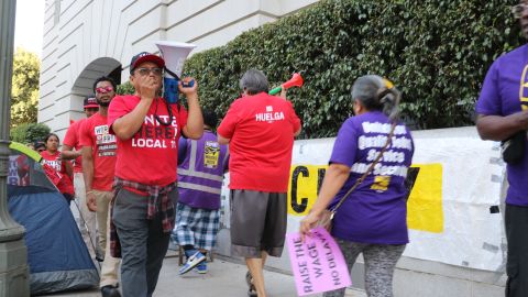 Trabajadores se plantaron afuera del Ayuntamiento de LA.