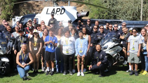 Niños y adolescentes con cáncer visitaron la Academía de LAPD.