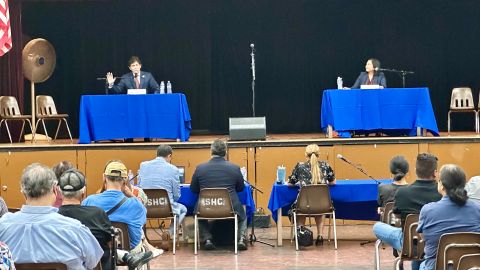 El concejal Kevin de Leon e Ysabel Jurado en el debate por el distrito 14 del Concejo de Los Angeles.