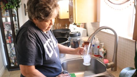 Dora Beltrán sufre del estómago; su hija de 12 años padece de aprendizaje lento y su hija mayor tuvo leucemia.
