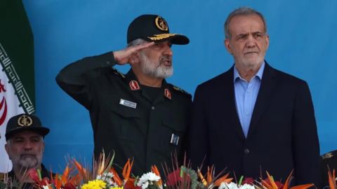 El presidente iraní Masoud Pezeshkian (d) y el comandante de la Fuerza Aeroespacial del Cuerpo de la Guardia de la Revolución Islámica, Amir Ali Hajizadeh (i).