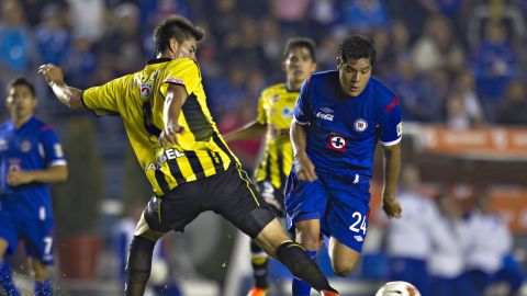 Distrito Federal, México-Febrero 21. Wilker Angel marca a Javier Orozco durante el partido de la primera fase de la copa Santander Libertadores entre la maquina celeste de la Cruz Azul y el Deportivo Tachira de Vezezuela, llavado a cabo en el estadio Azul de la Ciudad de México. Foto/Imago7/Etzel Espinosa