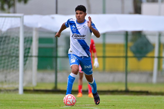 Puebla, Puebla, 15 de julio de 2022. José Pachuca, durante el partido de la jornada 3 del torneo Apertura 2022 de la Liga BBVA MX categoría Sub18, entre el Club Puebla y los Esmeraldas del León, celebrado en el Club Alpha. Foto: Imago7/Sebastián Laureano Miranda