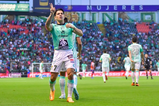 León, Guanajuato, 7 de mayo de 2023. Víctor Dávila en festejo de gol, durante el partido de repechaje del torneo Clausura 2023 de la Liga BBVA MX, entre los Esmeraldas del León y el Atlético San Luis, cel Laureano Mirebrado en el estadio León. Foto: Imago7/ Sebastiánanda