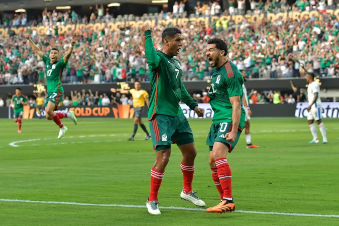 Inglewood, California, Estados Unidos, 16 de julio de 2023. Luis Romo y Henry Martín en festejo de gol, durante el partido de la Final de la Copa Oro de la CONCACAF 2023, entre la Selección Nacional de México y la selección de Panamá, celebrado en el SoFi Stadium. Foto: Imago7/ Arturo Hernández