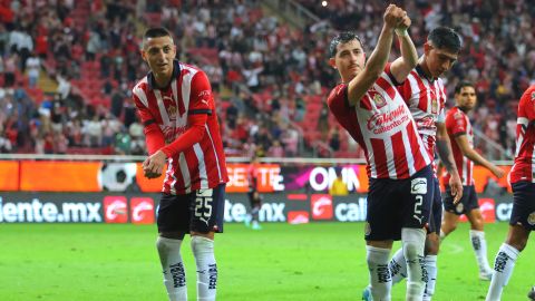 Zapopan, Jalisco, 7 de octubre de 2023. Roberto Alvarado "Piojo" y Alan Mozo en festejo de gol, durante el partido de la jornada 12 del torneo Apertura 2023 de la Liga BBVA MX, entre las Chivas Rayadas del Guadalajara y los Rojinegros del Atlas, celebrado en el estadio Akron. Foto: Imago7/ Juan Carlos Núñez Cubeyro.