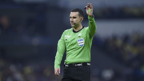 Ciudad de México, 9 de diciembre de 2023. César Ramos, árbitro central, durante el partido de vuelta de las Semifinales del torneo Apertura 2023 de la Liga BBVA MX, entre las Águilas del América y el Atlético San Luis, celebrado en el estadio Azteca. Foto: Imago7/ Rafael Vadillo