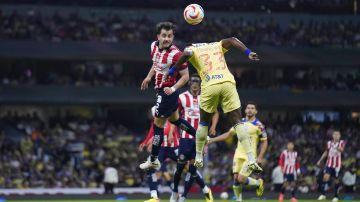 Ciudad de México a 18 de mayo del 2024. Alan Mozo y Julián Quiñones, durante el partido de vuelta de la semifinal del torneo Clausura 2024 de la Liga BBVA MX, entre las Águilas del América y las Chivas Rayadas del Guadalajara, celebrado en el Estadio Azteca. Foto: Imago7/ Rafael Vadillo