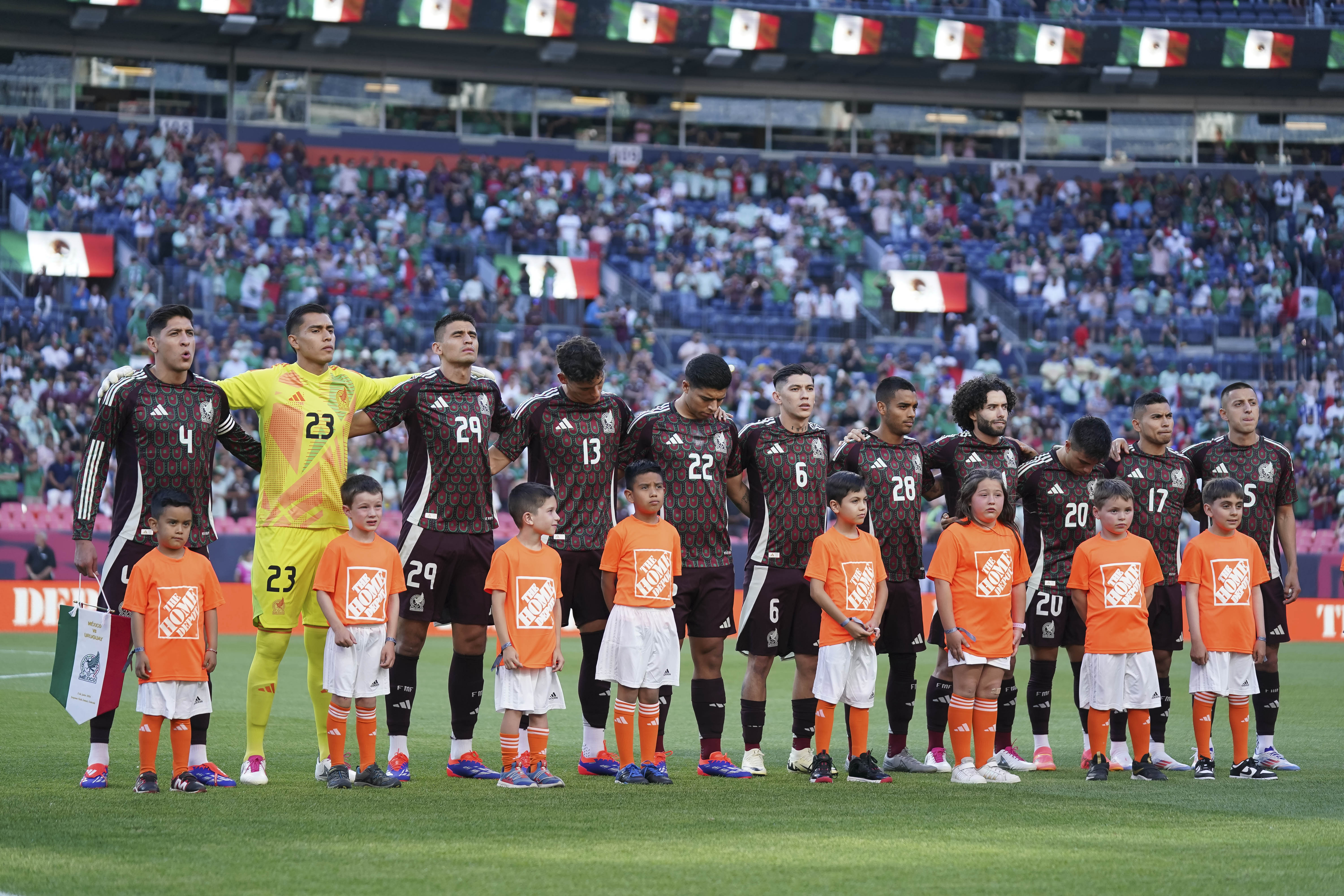 Denver, Colorado, Estados Unidos, 5 de junio de 2024. Jugadores de la Selección Nacional de México, durante un partido amistoso del MEXTOUR 2024, entre la Selección Nacional de México y la Selección de Uruguay, celebrado en el Empower Field at Mile High. Foto: Imago7/ Rafael Vadillo
