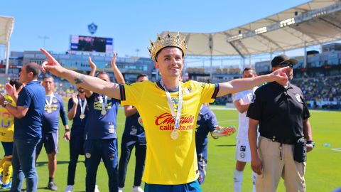 Álvaro Fidalgo celebra después de ganar la Supercopa con América.