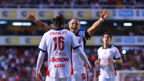 Querétaro, Querétaro a 16 de Julio de 2024. Cade Cowell y Javier Hernández "Chicharito" en festejo de gol, durante el partido correspondiente a la jornada 3 del torneo Apertura 2024 de la Liga BBVA MX, entre los Gallos Blancos de Querétaro y las Chivas Rayadas del Guadalajara, realizado en el estadio la Corregidora. Foto: Imago7/Eloísa Sánchez