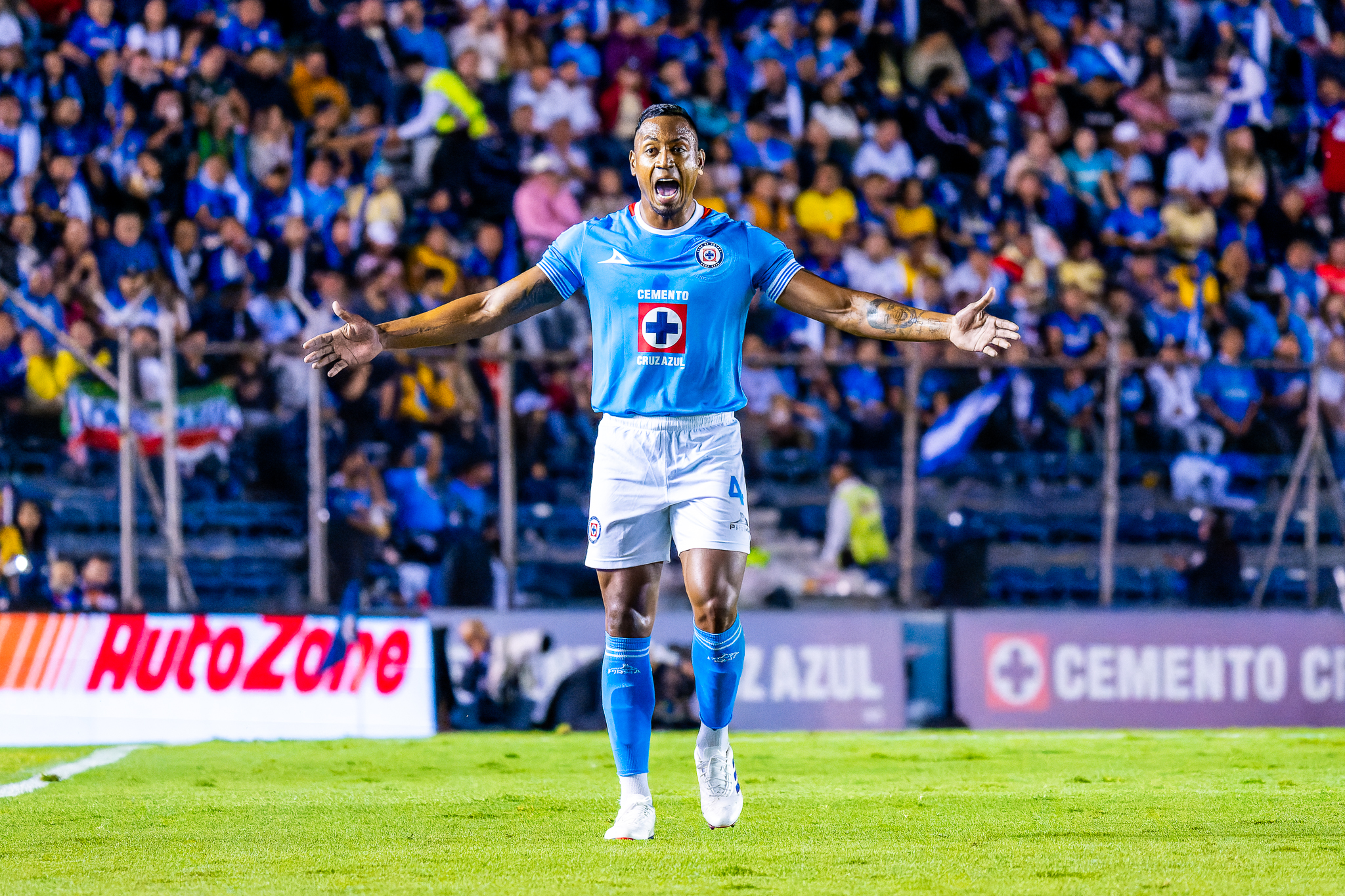 Ciudad de México, 31 de agosto de 2024. Willer Ditta en reclamo, durante el partido correspondiente a la jornada 6 del torneo Apertura 2024 de la Liga BBVA MX, entre la Máquina Celeste del Cruz Azul y las Águilas del América, realizado en el estadio Ciudad de los Deportes. Foto: Imago7 / Diego Padilla