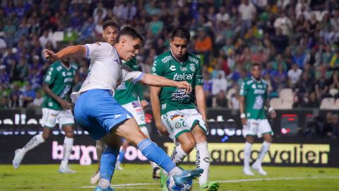 León, Guanajuato a 14 de septiembre de 2024. Mateo Levy y José David Rodríguez "El Avión", durante el partido correspondiente a la jornada 7 del torneo Apertura 2024 de la Liga BBVA MX, entre los esmeraldas de León y la máquina celeste del Cruz Azul, realizado en el estadio León. Foto/ Imago7/Sebastián Laureano Miranda