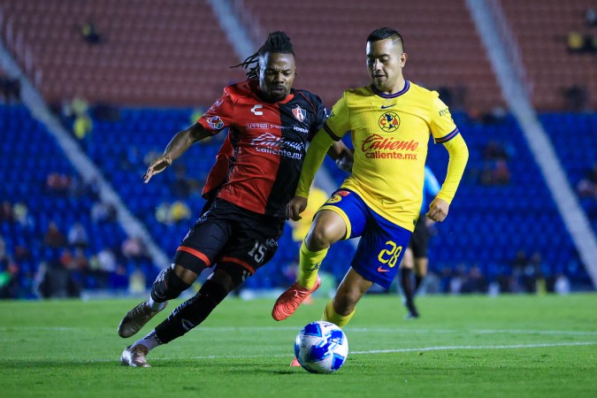 Ciudad de México a 17 de septiembre de 2024. Jhon Murillo y Erick Sánchez, durante el partido correspondiente a la jornada 8 del torneo Apertura 2024 de la Liga BBVA MX, entre las Águilas del América y los rojinegros del Atlas, realizado en el estadio Ciudad de los Deportes. Foto: Imago7 / Jennifer López